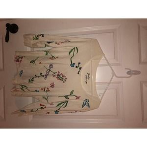 Women's small white quarter sleeve flower top